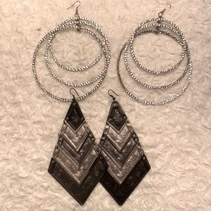 2 pairs of earrings